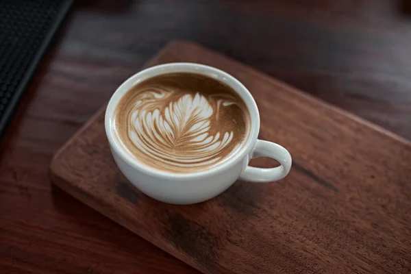 Szelektív Fókusz Csésze Forró Latte Art Kávé Fókusz Fehér Foa — Stock Fotó