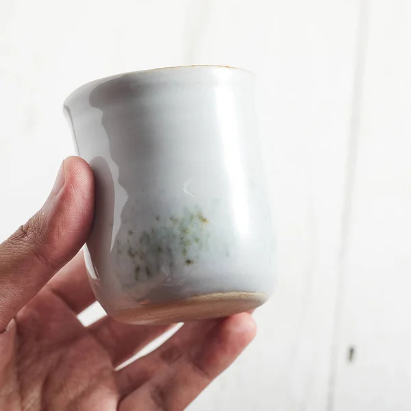 Mano Sosteniendo Una Taza Café Sobre Fondo Blanco —  Fotos de Stock