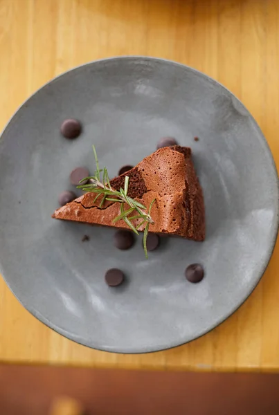 Teller Mit Einem Stück Leckeren Hausgemachten Schokoladenkuchen Auf Dem Teller — Stockfoto