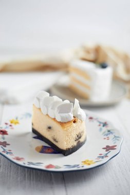 Beyaz arkaplanda ev yapımı cheesecake