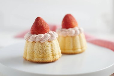 Beyaz arkaplanlı ve kremalı pasta