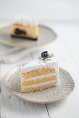 Sütlü kek beyaz arkaplanda lezzetli