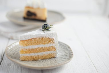 Sütlü kek beyaz arkaplanda lezzetli