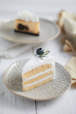 Sütlü kek beyaz arkaplanda lezzetli