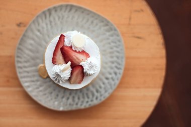 Ev yapımı meyveli kek.