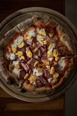 Pastırmalı ve sosisli pizza.