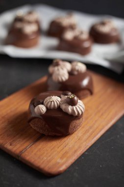 Koyu arkaplanda ev yapımı çikolatalı kek.