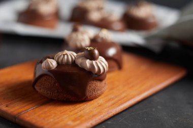 Koyu arkaplanda ev yapımı çikolatalı kek.