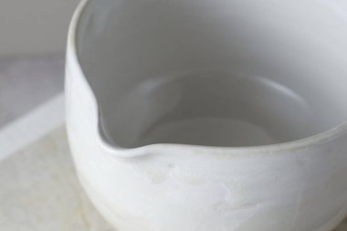 Gri arka planda çay kasesi seramiği. stüdyo ışığı