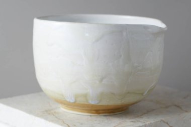 Gri arka planda çay kasesi seramiği. stüdyo ışığı