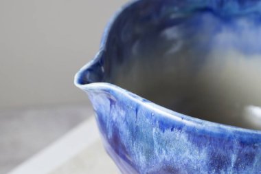 Gri arka planda çay kasesi seramiği. stüdyo ışığı