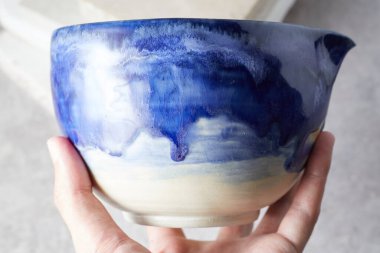 Gri arka planda çay kasesi seramiği. stüdyo ışığı