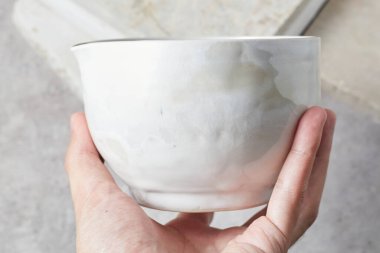 Gri arka planda çay kasesi seramiği. stüdyo ışığı