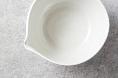 Gri arka planda çay kasesi seramiği. stüdyo ışığı