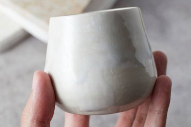 Gri arka plandaki seramik bardağı kapat, stüdyo ışığı