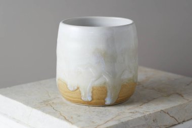 Gri arka plandaki seramik bardağı kapat, stüdyo ışığı