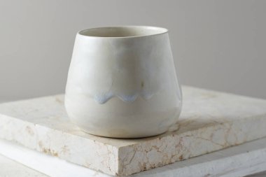 Gri arka plandaki seramik bardağı kapat, stüdyo ışığı