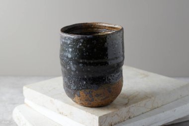 Gri arka plandaki seramik bardağı kapat, stüdyo ışığı