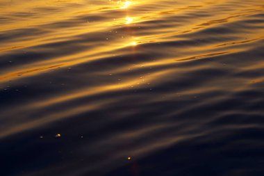 Tayland 'daki Kwan Phayao Gölü' nün güzel manzarası. Güneş ışığı su dalgalarını yansıtıyor.