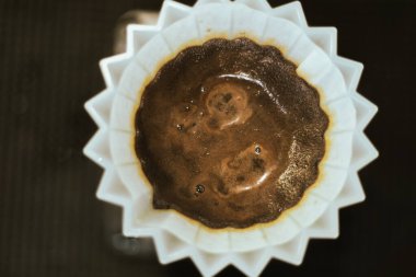 Elden damlayan kahve, damlayan kahve yapan barista.