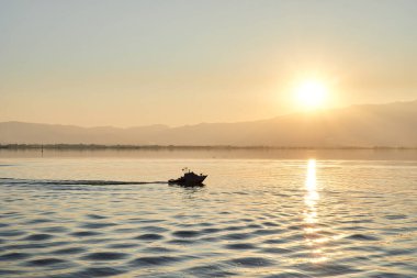 RC tekne, gölde minyatür boyutta heyecan