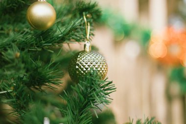 Asılan bir Noel ağacının yakın plan desenli mücevherleri.