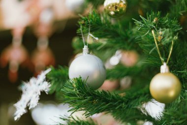 Asılan bir Noel ağacının yakın plan desenli mücevherleri.