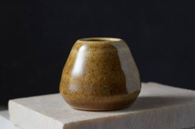 Arka plandaki Chasen Holder seramisini kapat