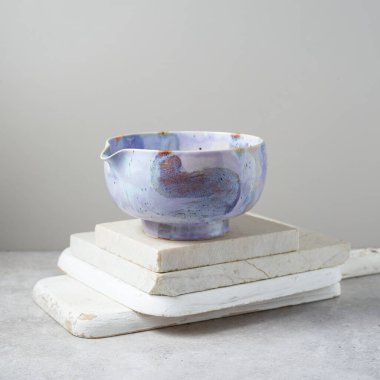 Gri arka planda çay kasesi seramiği. stüdyo ışığı