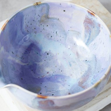 Gri arka planda çay kasesi seramiği. stüdyo ışığı