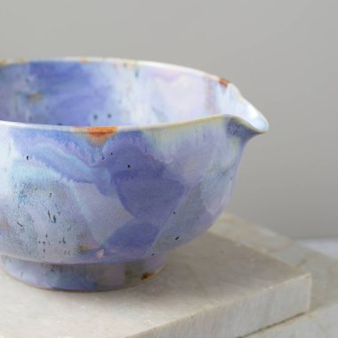 Gri arka planda çay kasesi seramiği. stüdyo ışığı