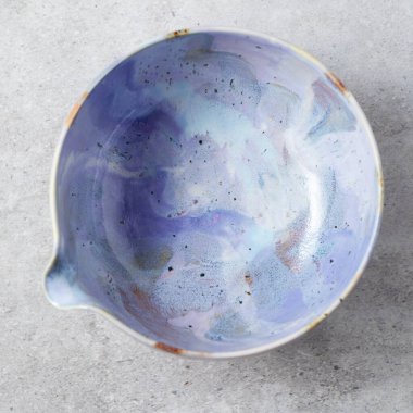 Gri arka planda çay kasesi seramiği. stüdyo ışığı