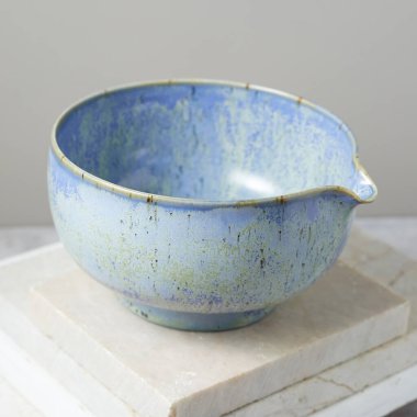 Gri arka planda çay kasesi seramiği. stüdyo ışığı