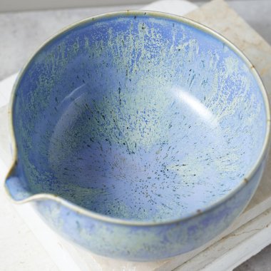 Gri arka planda çay kasesi seramiği. stüdyo ışığı