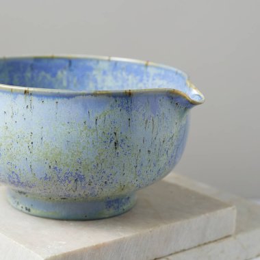 Gri arka planda çay kasesi seramiği. stüdyo ışığı