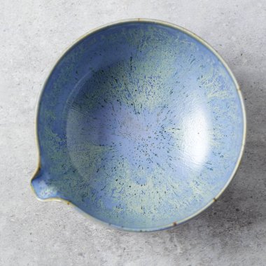 Gri arka planda çay kasesi seramiği. stüdyo ışığı