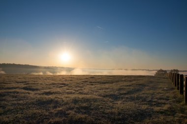sisli bir sabahta gün doğumu