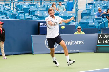 Mason, Ohio - 15 Ağustos 2016: Julien Benneteau 15 Ağustos 2016'da Mason, Ohio'daki Western and Southern Open'da ilk tur maçında. Bennetaue David Ferrer üzgün.