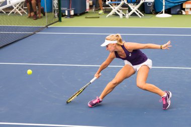 Mason, Ohio - 13 Ağustos 2016: Daria Gavrilova, 13 Ağustos 2016'da Ohio, Mason'daki Western and Southern Open'da Mona Barthel ile karşı eleme maçında.  