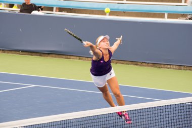 Mason, Ohio - 13 Ağustos 2016: Daria Gavrilova, 13 Ağustos 2016'da Ohio, Mason'daki Western and Southern Open'da Mona Barthel ile karşı eleme maçında.  