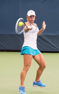 Mason, Ohio - 16 Ağustos 2016: Yulia Putintseva 16 Ağustos 2016'da Mason, Ohio'daki Western and Southern Open'da bir maçta. 