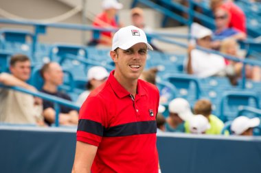 Mason, Ohio - 15 Ağustos 2016: Sam Querrey 15 Ağustos 2016'da Mason, Ohio'daki Western and Southern Open'da ilk tur maçında. 