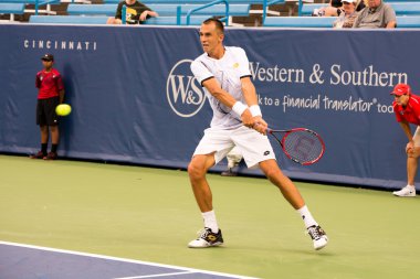 Mason, Ohio - 13 Ağustos 2016: Lukas Rosol 13 Ağustos 2016'da Mason, Ohio'daki Western and Southern Open'da ön eleme maçında.  