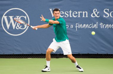 Mason, Ohio - 16 Ağustos 2016: Bernard Tomic 16 Ağustos 2016'da Mason, Ohio'daki Western and Southern Open'da bir maçta. 