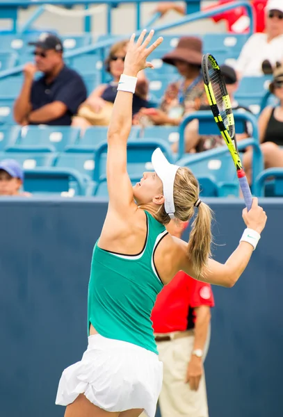 Mason, Ohio - 13 de agosto de 2016: Eugenie Bouchard em uma partida qualificatória contra Carina Wittoeft no Western and Southern Open em Mason, Ohio, em 13 de agosto de 2016 — Fotografia de Stock