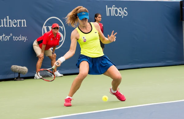 Mason, Ohio-16 augustus 2016: Alize Cornet in een wedstrijd in de westelijke en zuidelijke open in Mason, Ohio, op 16 augustus 2016. — Stockfoto