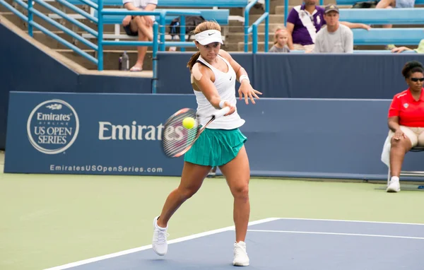 Mason, Ohio - 13 de agosto de 2016: Lauren Davis en un partido clasificatorio contra Viktorija Golubic en el Western and Southern Open en Mason, Ohio, el 13 de agosto de 2016 . — Foto de Stock