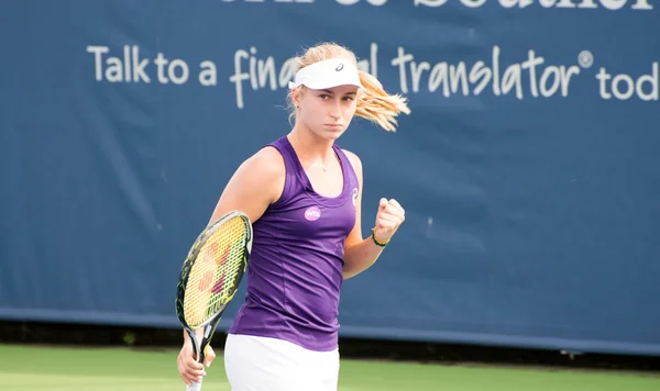 Mason, Ohio - 14 Ağustos 2016: Daria Gavrilova 14 Ağustos 2016'da Mason, Ohio'daki Western and Southern Open'da eleme maçında. — Stok fotoğraf