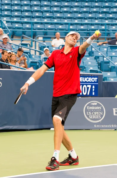 Mason, Ohio - August 16, 2016: John Isner in a match at the Western and Southern Open in Mason, Ohio, on August 16, 2016. — Stock Photo, Image