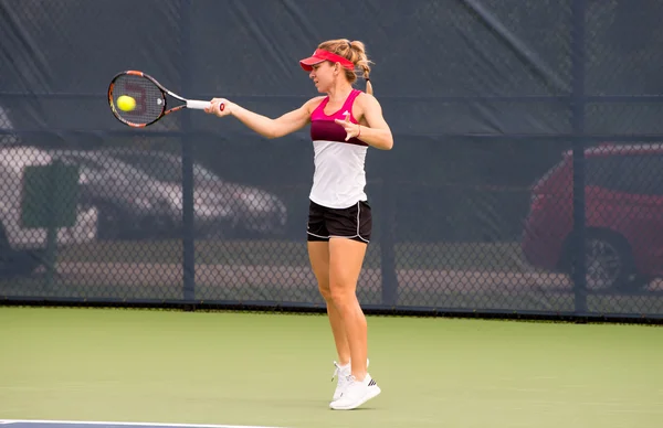 Mason, Ohio - 16 de agosto de 2016: Simona Halep en la práctica para el Western and Southern Open en Mason, Ohio, el 16 de agosto de 2016 . —  Fotos de Stock